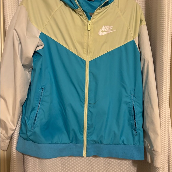 Nike bundle of 3 -
2 Tshirts and 1 zip up windbreaker - Picture 2 of 12